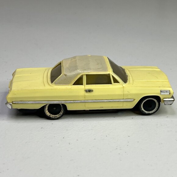 Vintage Ideal 1966 Chevy Impala Plastic Model Car Yellow - Damaged Roof - Picture 9 of 11